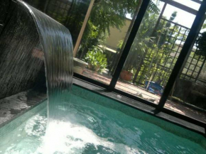 La casa con piscina riscaldata interna ANNA LUXURY GARDEN